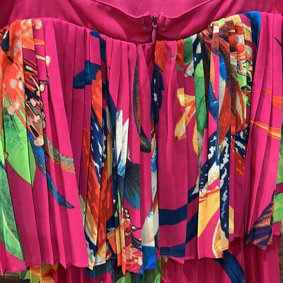 Pink pleated dress - Picture 3 of 3